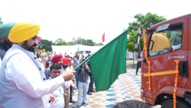 CM Bhagwant Mann हरी झंडी दे कर मशीन व् ट्रेक्टरो को रवाना करते हुए