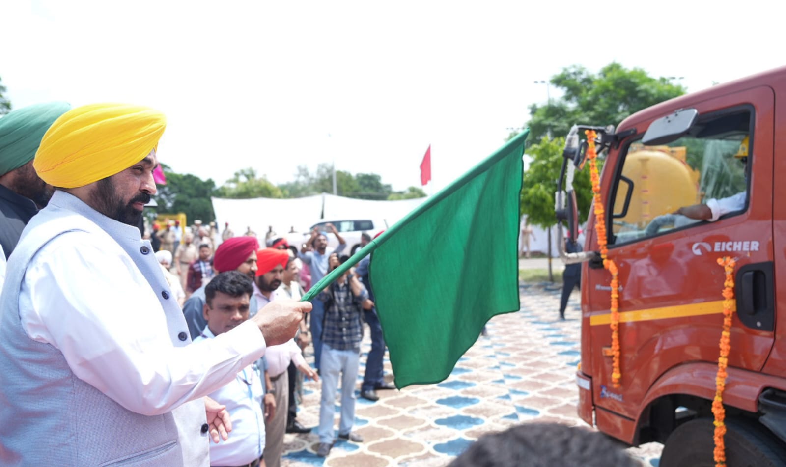 CM Bhagwant Mann हरी झंडी दे कर मशीन व् ट्रेक्टरो को रवाना करते हुए