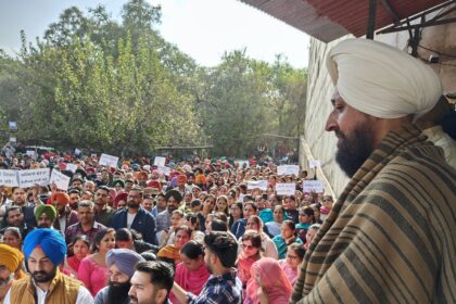 Partap Bajwa in protest, Dearness Allowance