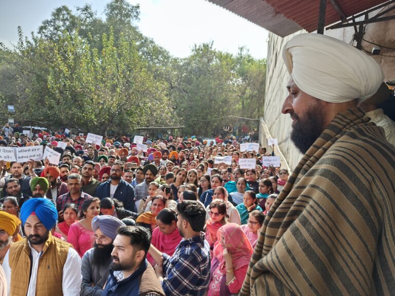 Partap Bajwa in protest, Dearness Allowance