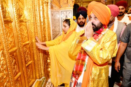 CM PAYS OBEISANCE AT TAKHAT SRI HUZOOR SAHIB, NANDED