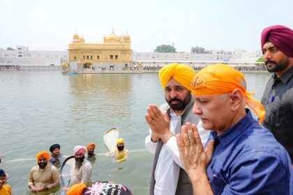 Manish Sisodia paid obeisance at Sri Darbar Sahib and Durgiana Temple