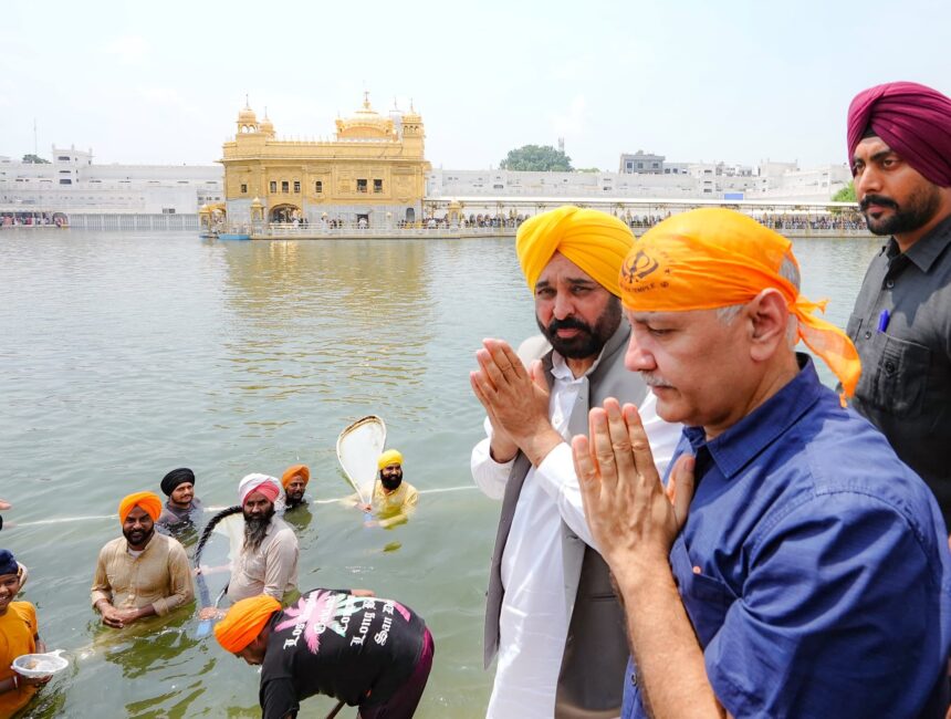 Manish Sisodia paid obeisance at Sri Darbar Sahib and Durgiana Temple