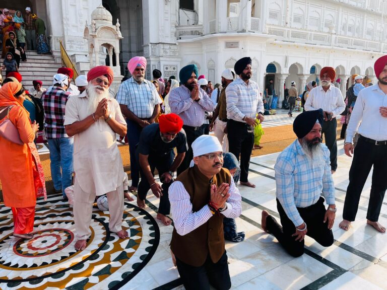 KAP Sinha IAS paid obeisance at Darbar Sahib
