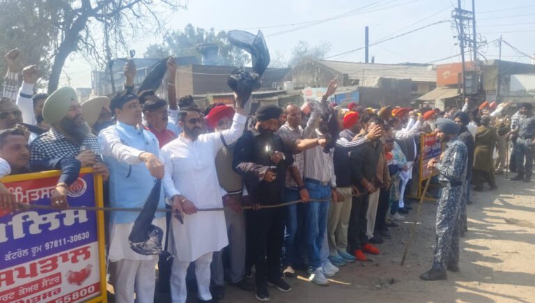 AAP leaders showed black flags to Nayab Singh Saini