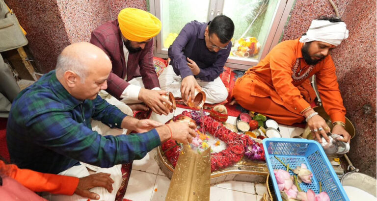 Arvind Kejriwal and Bhagwant Mann bowed their heads on the occasion of Shivratri.