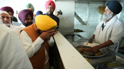 Bhagwant Singh Mann paid obeisance at Sri Harmandir Sahib