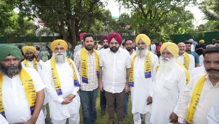 Punjab Politics Akali Dal and Congress leaders are joining the AAP