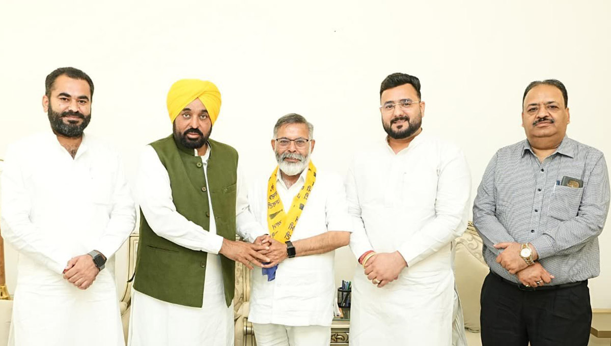 Senior BJP leader Anil Kumar Sethi joins Aam Aadmi Party