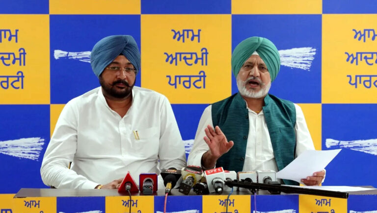 AAP serious allegation against Congress regarding the attack on the Tirth Yatra Bus
