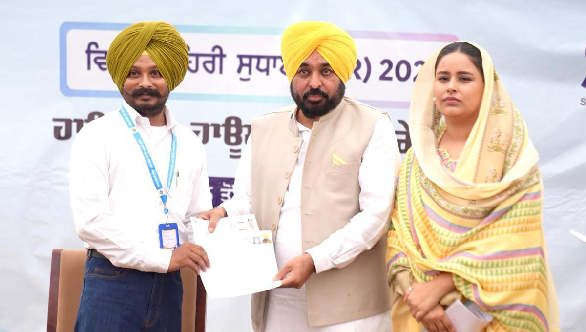Chief Minister Bhagwant Mann filled out the SIR-2026 enumeration form