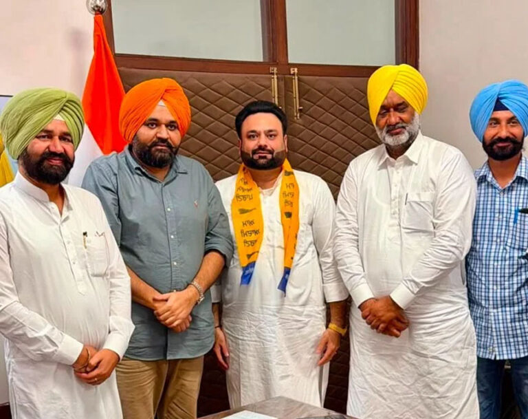 Hanish Bansal joins Aam Aadmi Party along with supporters