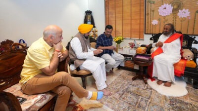 CM भगवंत मान ने की Sri Sri Ravi Shankar से मुलाकात