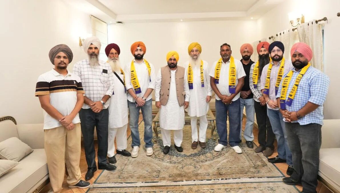 Ravinder Singh Brahmpura समर्थकों समेत आप में शामिल