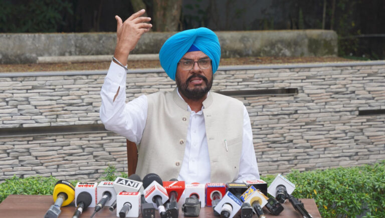AAP outraged over police action at Bangla Sahib